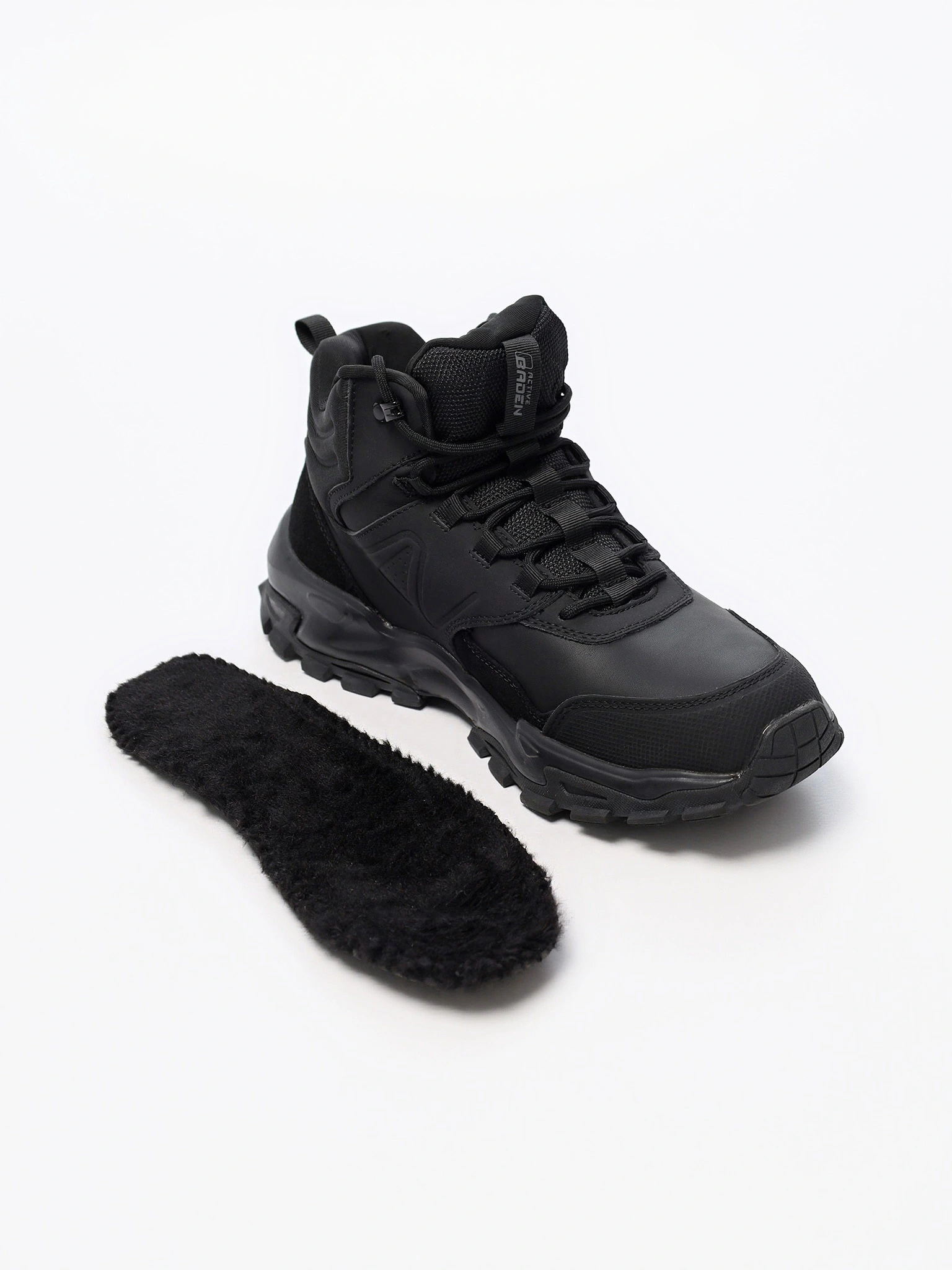 Кроссовки черного цвета комбинированные на средней объемной подошве